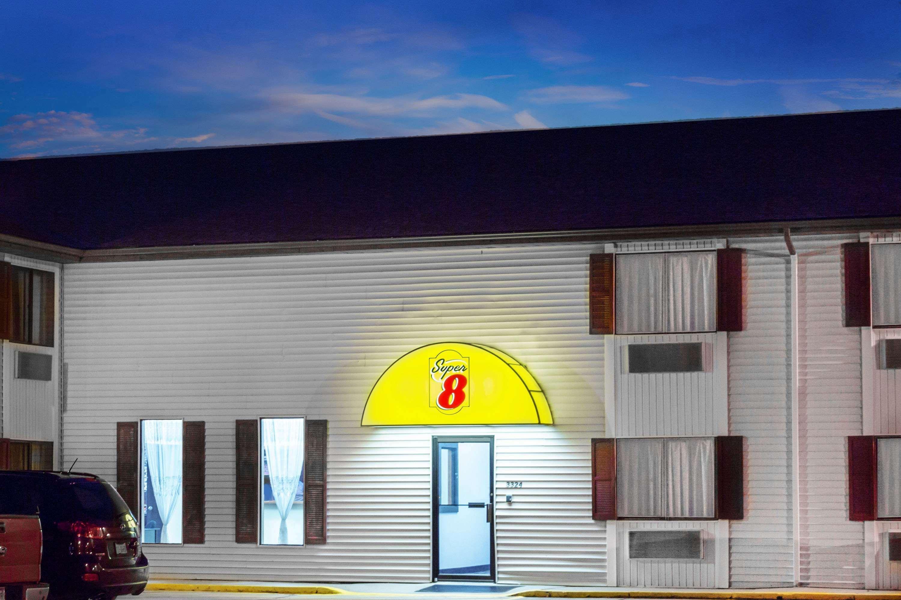 Super 8 By Wyndham Columbus Motel Buitenkant foto